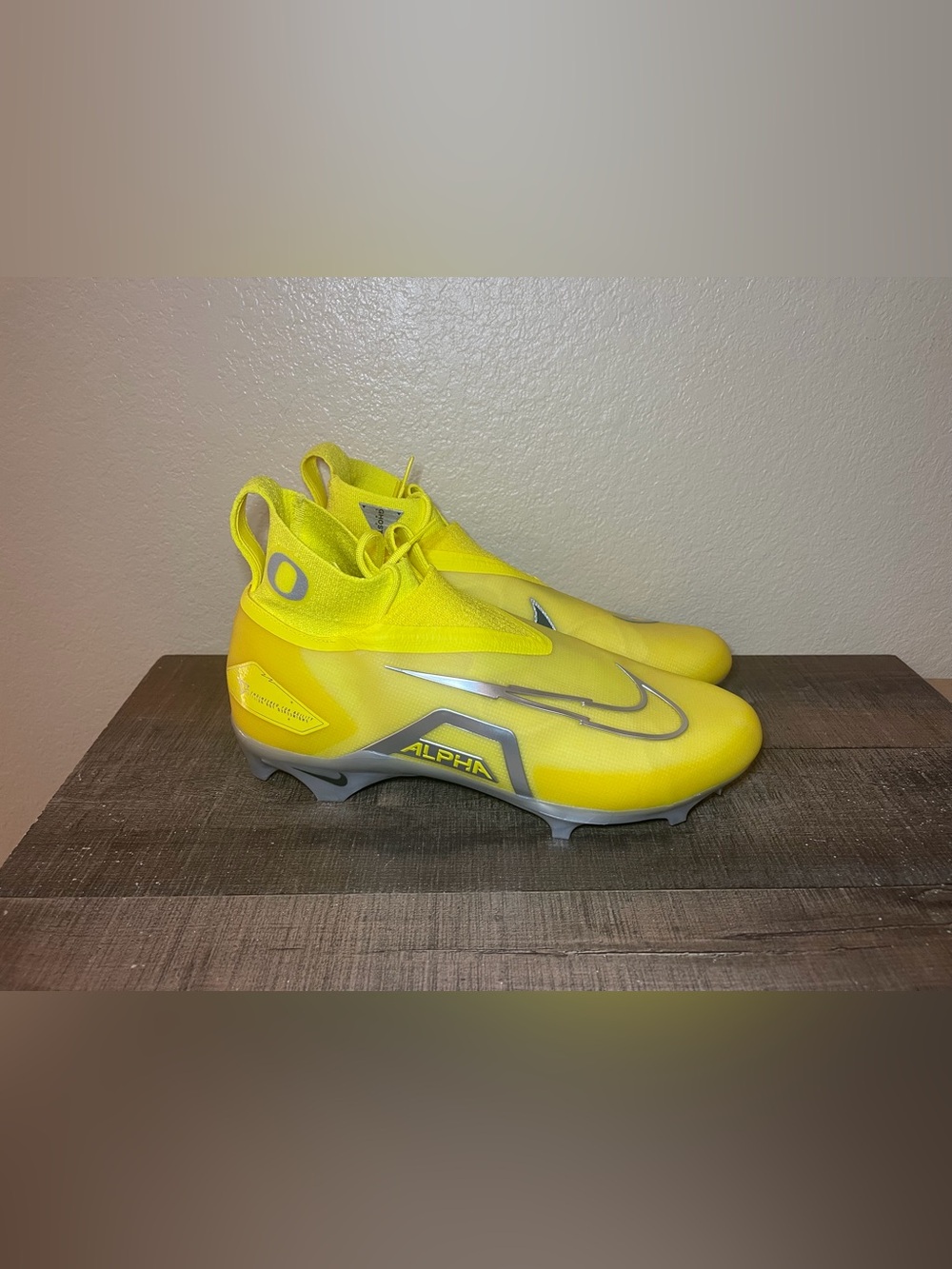 Nike Alpha Menace Elite 3 SMU “Oregon Ducks”
- Size 13 Men.